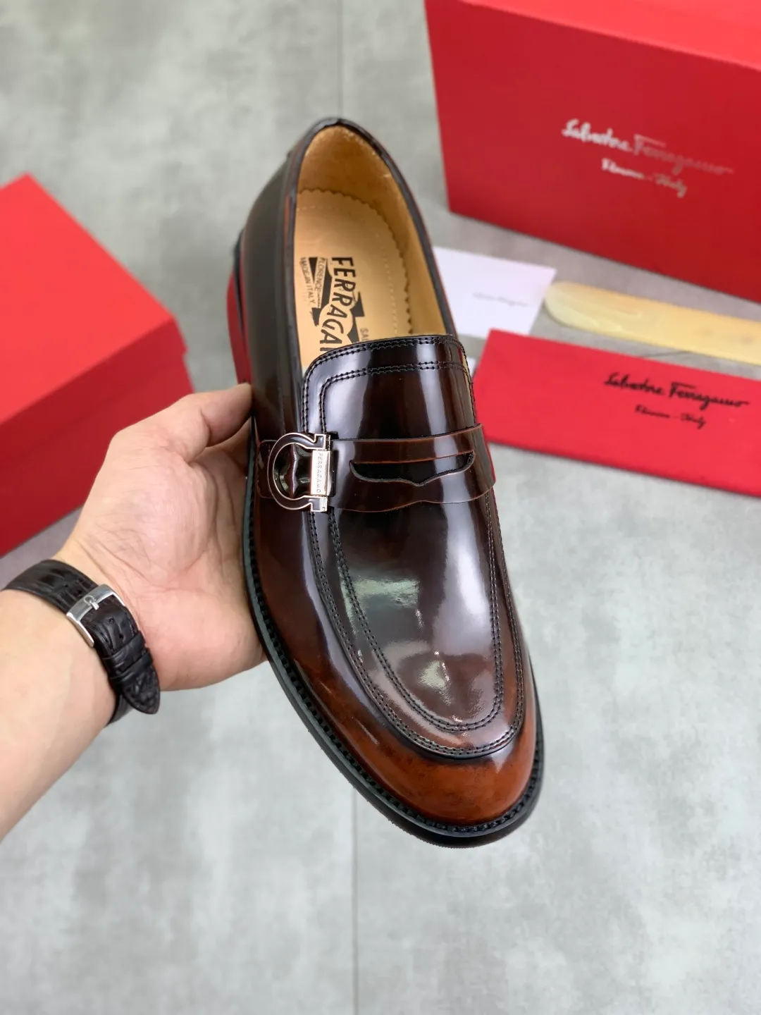 Men's Men's Shoes 💰P562💰[New Style] Water-dyed Niuli 🆘[Salvatore Ferragamo] Ferragamo's latest casual business leather shoes for men! Listed simultaneously! The fabric is made of specially imported original open-edge beaded calfskin, and the interior is made of imported water-dyed cowhide. It is absolutely luxurious and leads the fashion trend. Matching code: 38-44 (45 and 46 can be customized) Black, brown and burgundy colors available